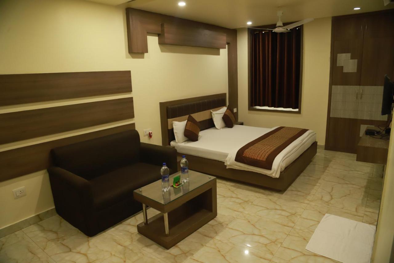 Hotel Sukhdeo Palace Гая Екстериор снимка