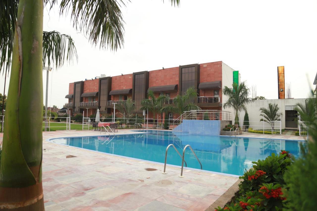Hotel Sukhdeo Palace Гая Екстериор снимка