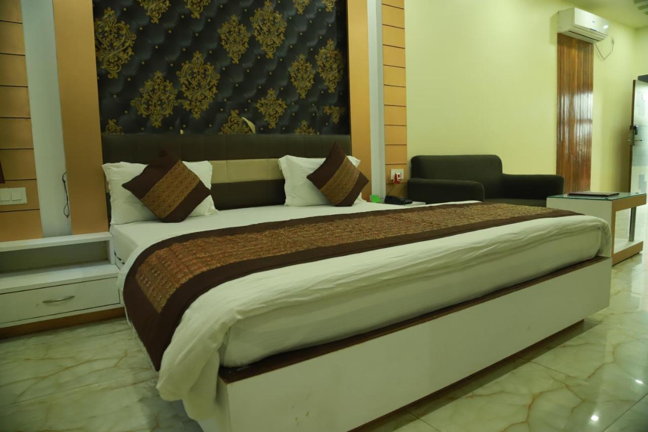 Hotel Sukhdeo Palace Гая Екстериор снимка