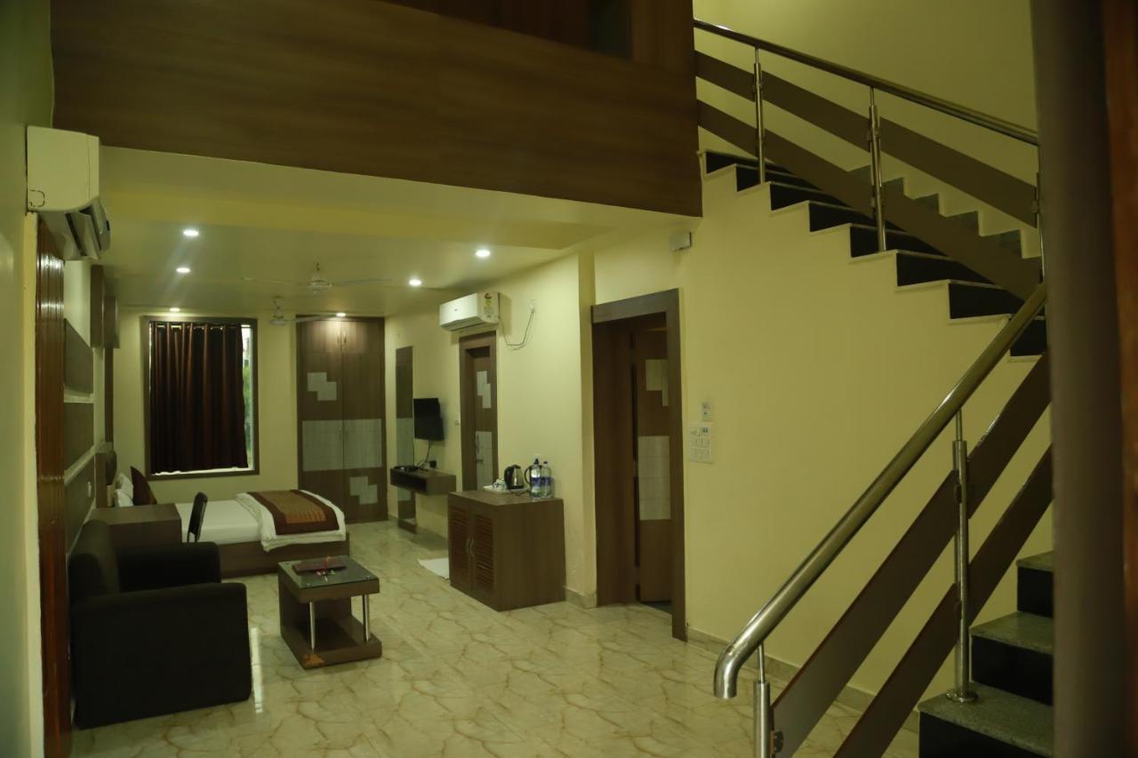 Hotel Sukhdeo Palace Гая Екстериор снимка