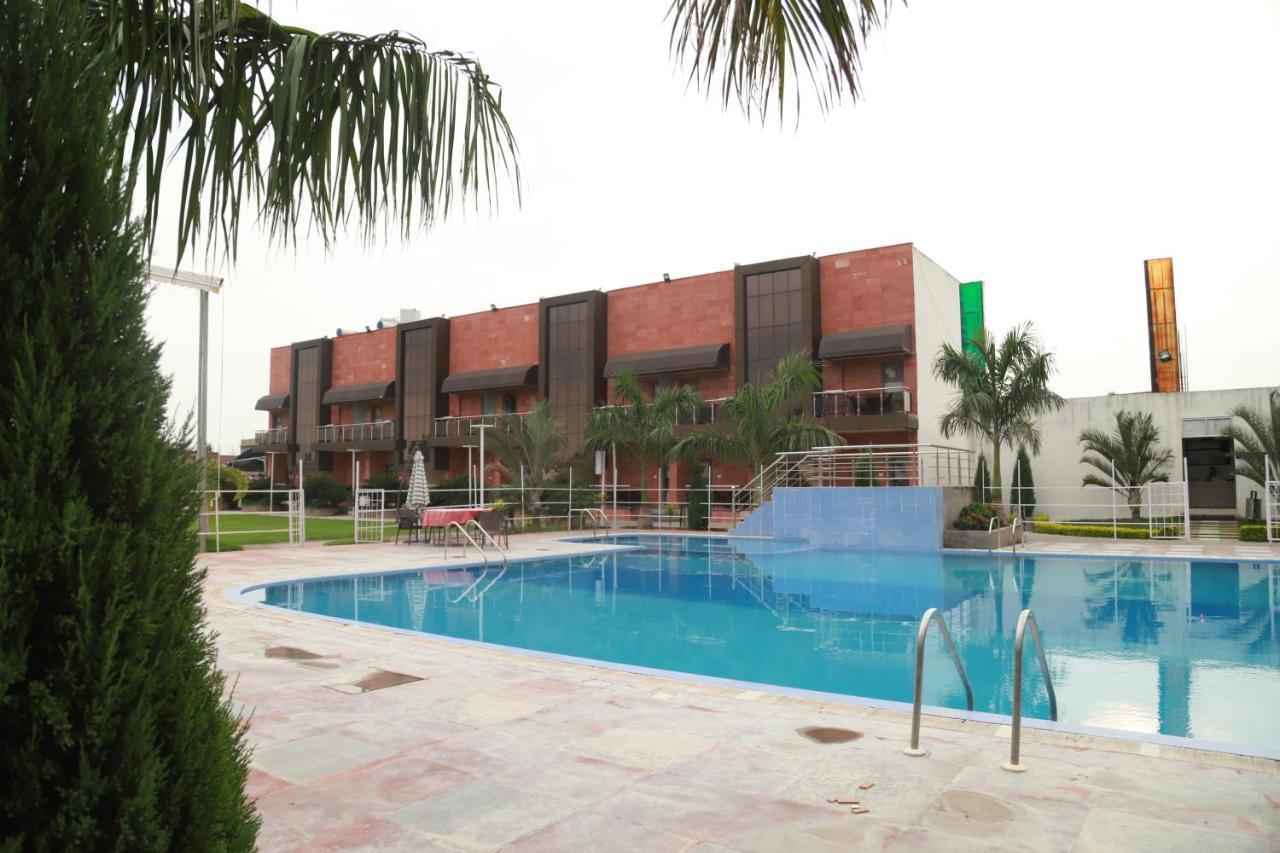 Hotel Sukhdeo Palace Гая Екстериор снимка