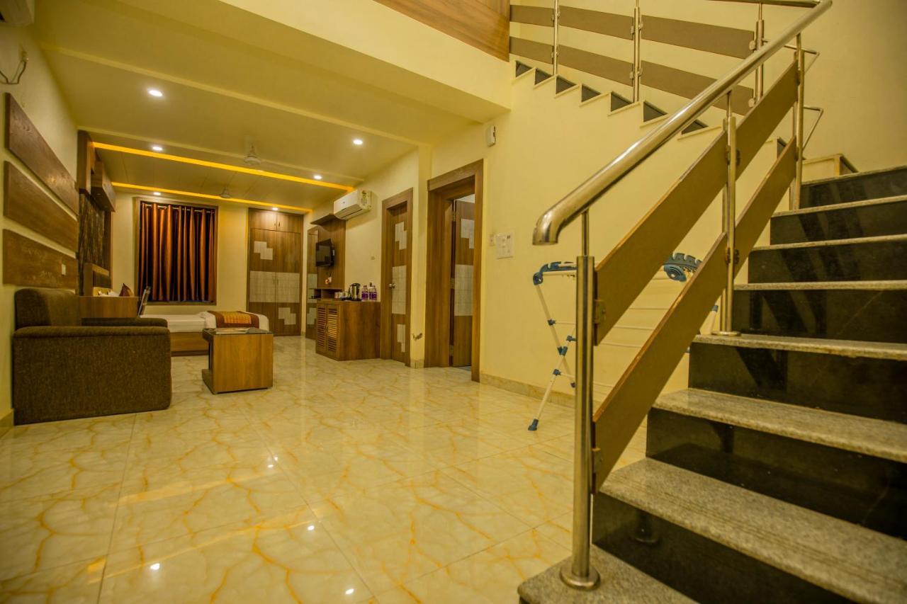Hotel Sukhdeo Palace Гая Екстериор снимка